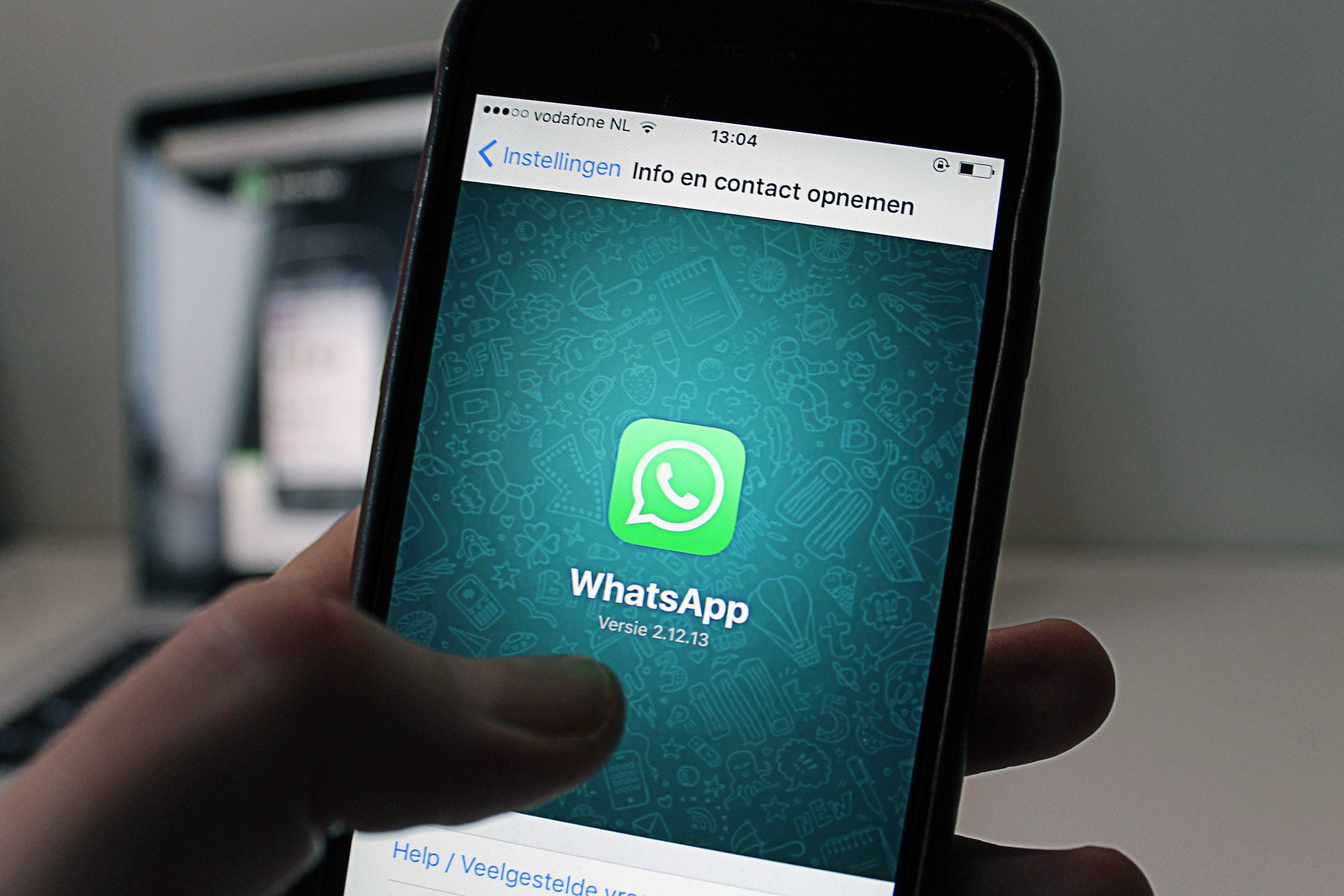 WhatsApp logo op smartphone